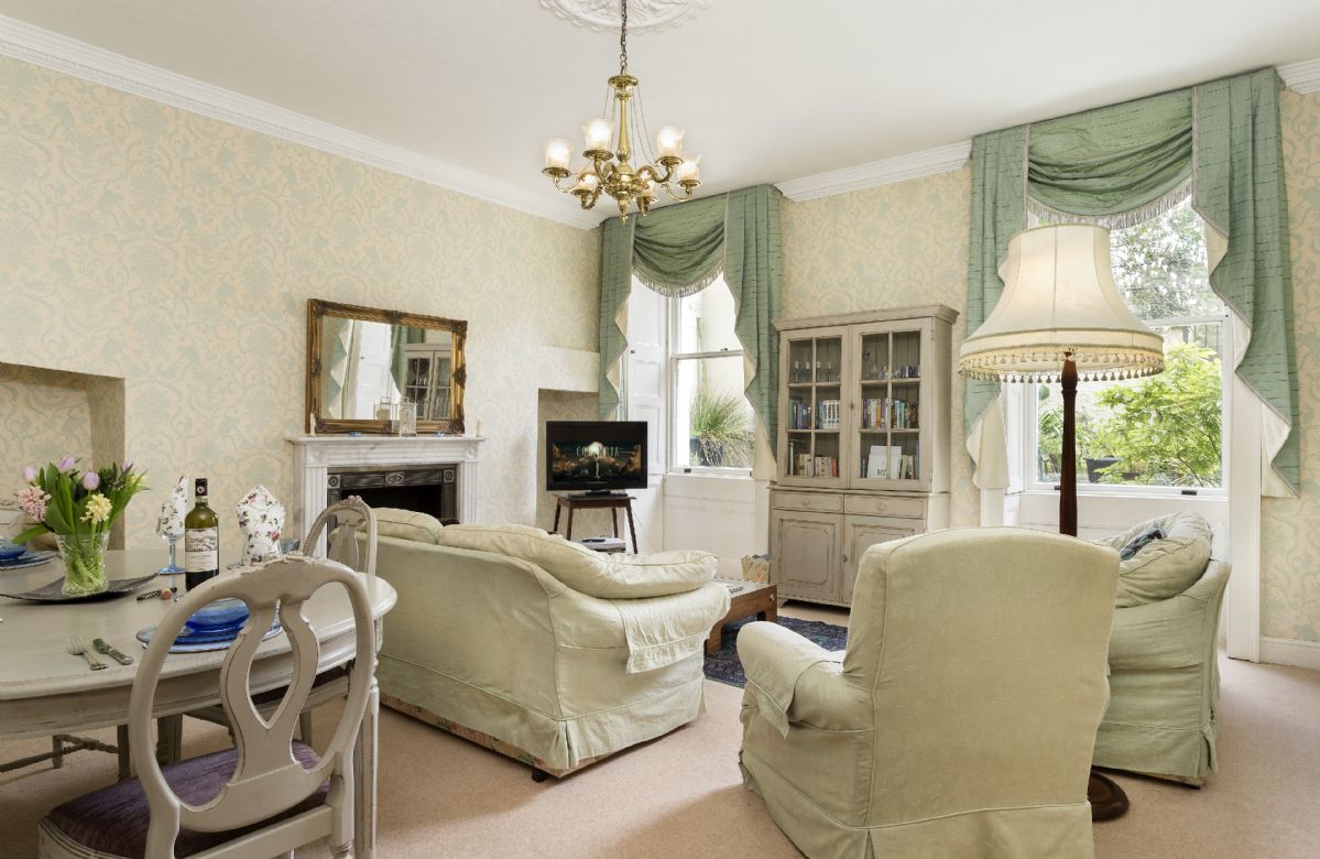 The Royal Crescent Garden Apartment is located in Bath