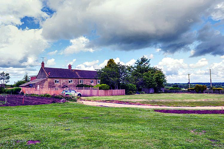 Greatfield Cottage is located in Merriott